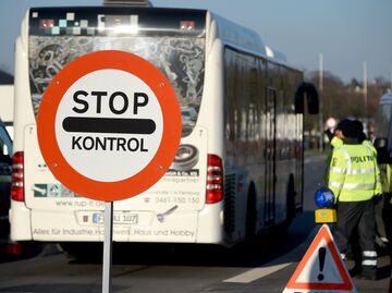 Сотрудники датской полиции осматривают автомобили на пограничном пункте датско-германской границе Сотрудники датской полиции осматривают автомобили на пограничном пункте датско-германской границе