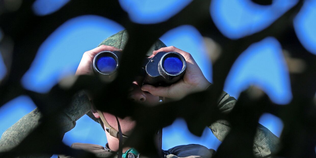 Российский военный смотрит в бинокль Российский военный смотрит в бинокль