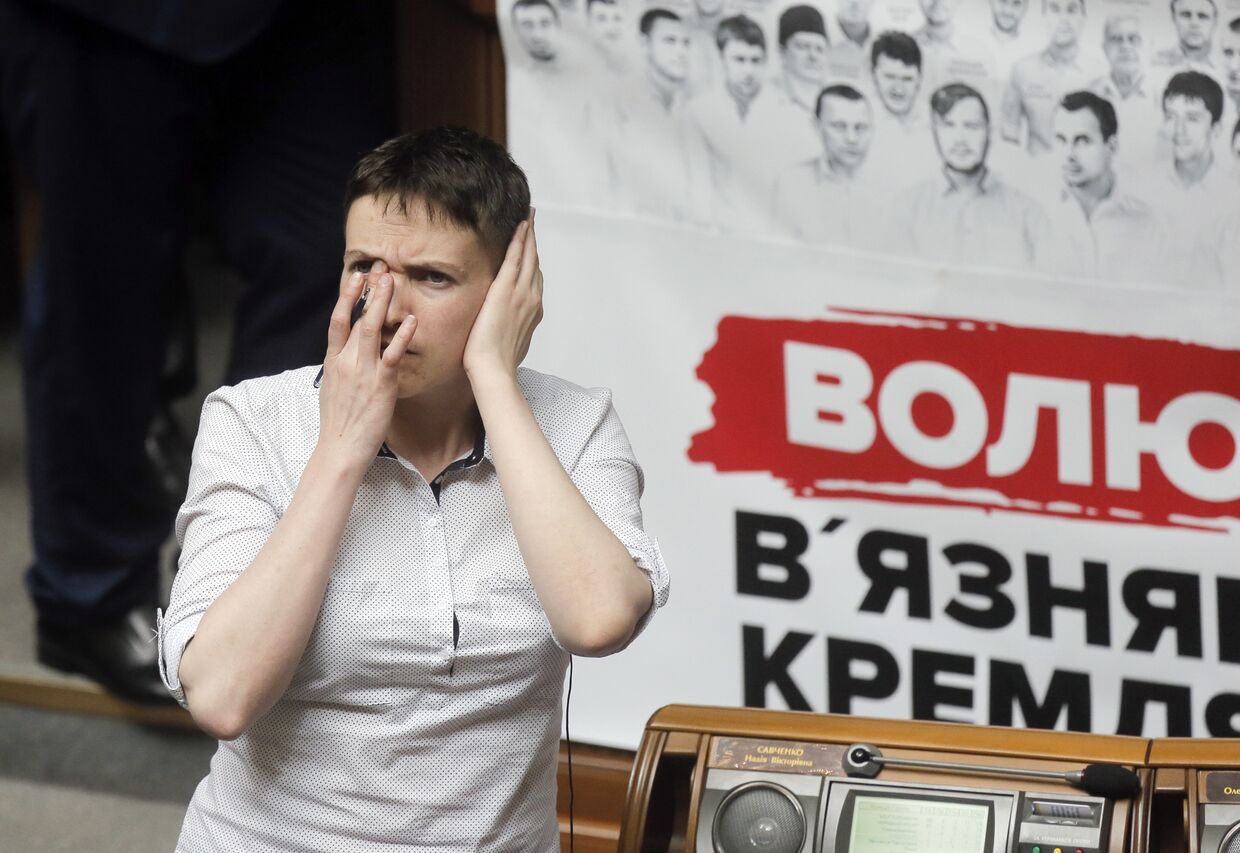 Украинская военнослужащая Надежда Савченко на заседании Верховной Рады Украины в Киеве