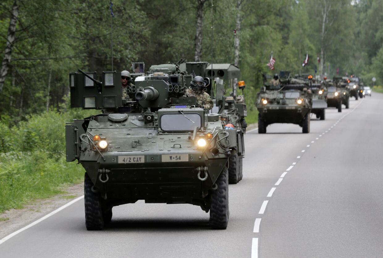 Передислокация колонны военной техники США во время учений Dragoon Ride II. 6 июня 2016