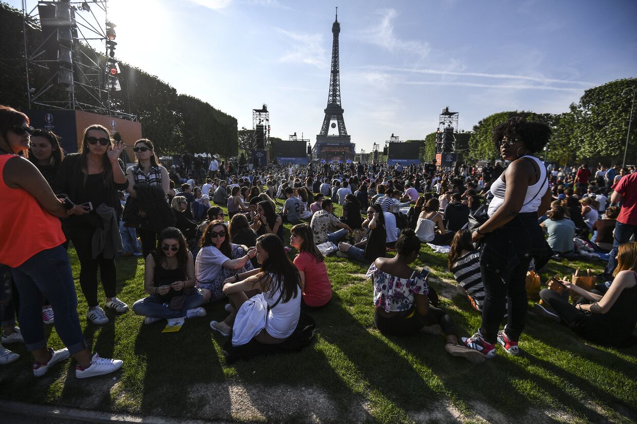 Болельщики в фан-зоне Чемпионата Европы по футболу 2016 перед Эйфелевой башней в Париже