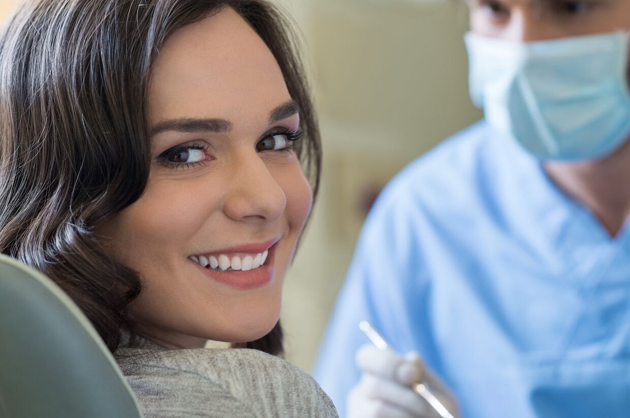 Женщина на приеме у зубного врача