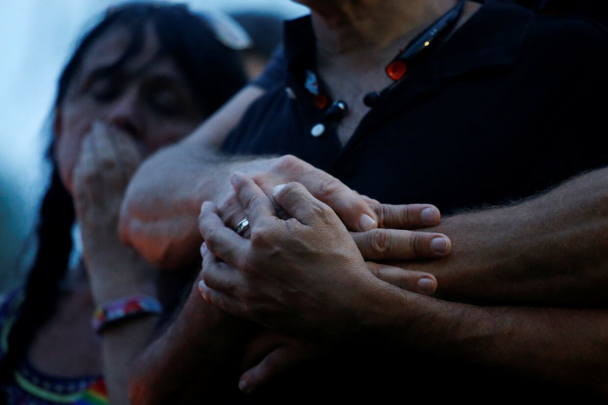 Партнеры держатся за руки после стрельбы в гей-клубе в Орландо
