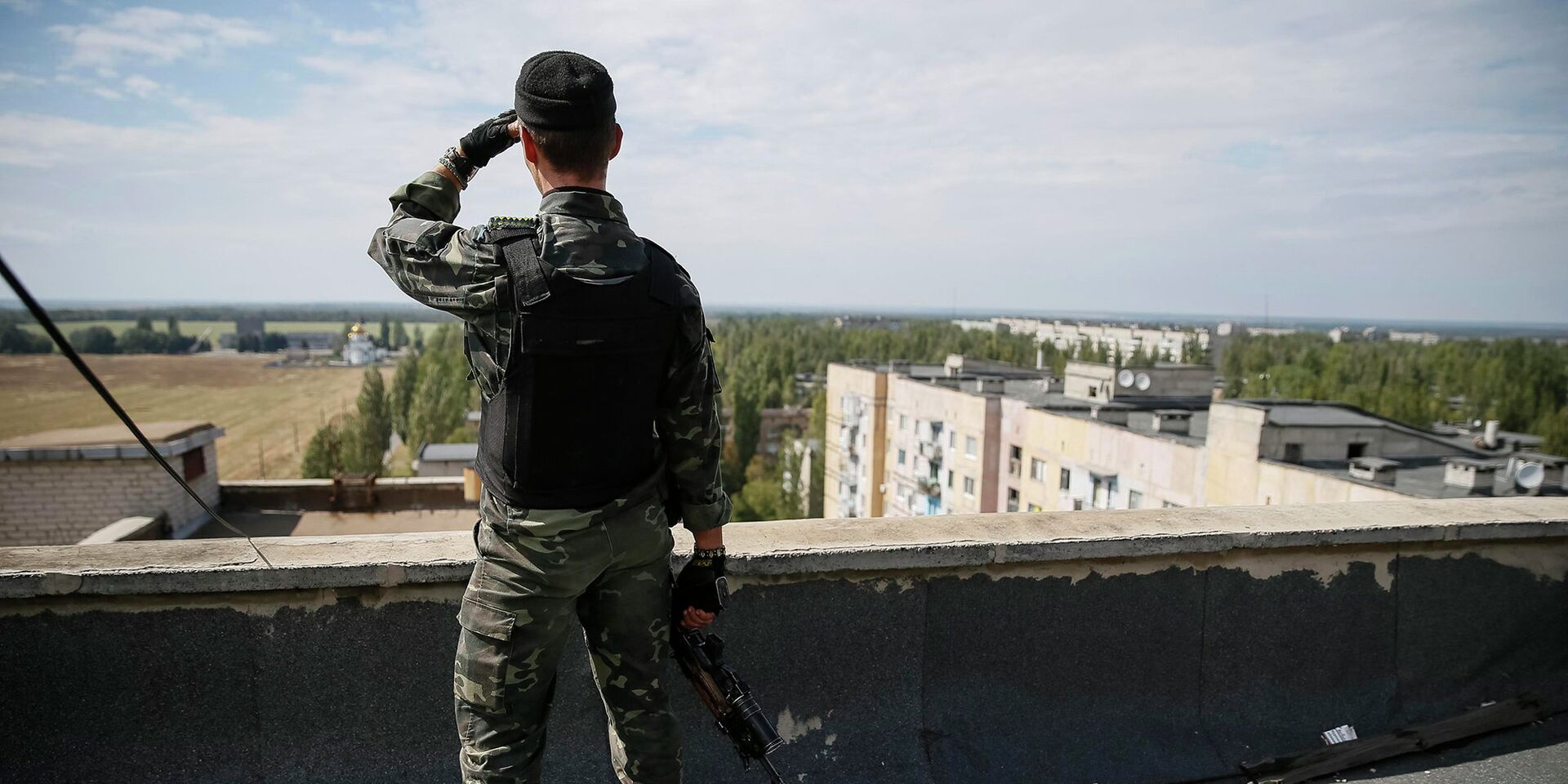 Украинский военнослужащий на крыше одного из зданий, Авдеевка. 8 сентября 2014 - ИноСМИ, 1920, 07.12.2023