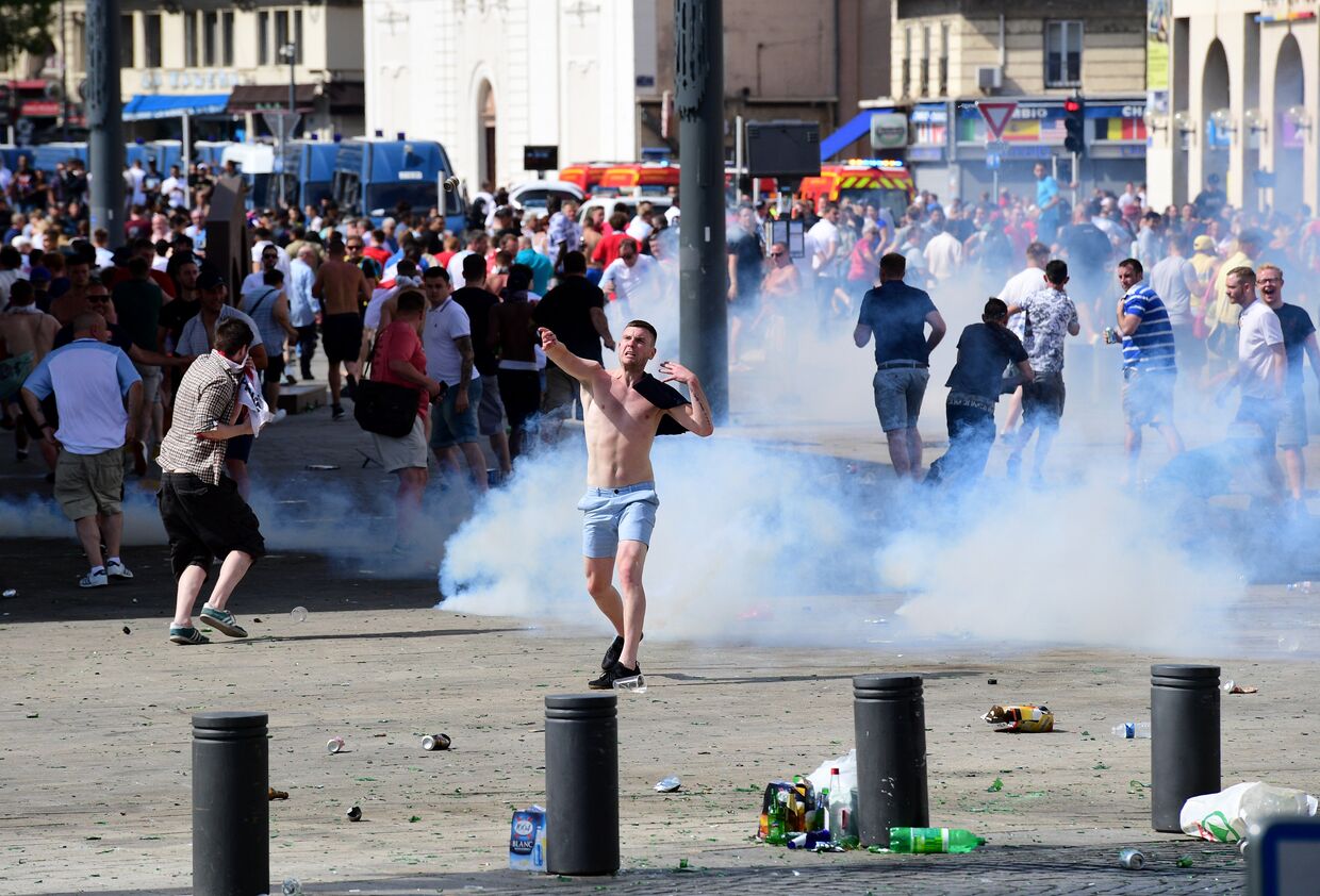 Беспорядки в Марселе перед матчем чемпионата Европы по футболу между Россией и Англией