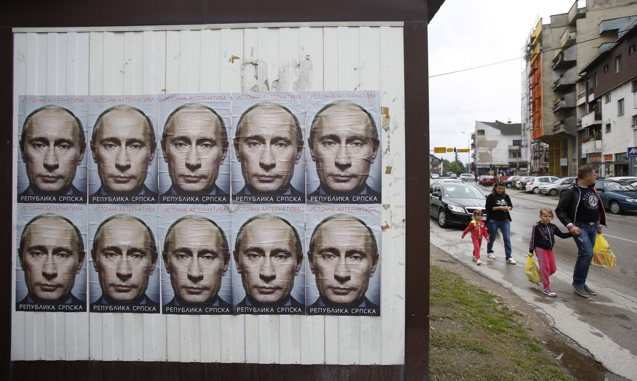 Постеры с изображением Владимира Путина в Сребренице