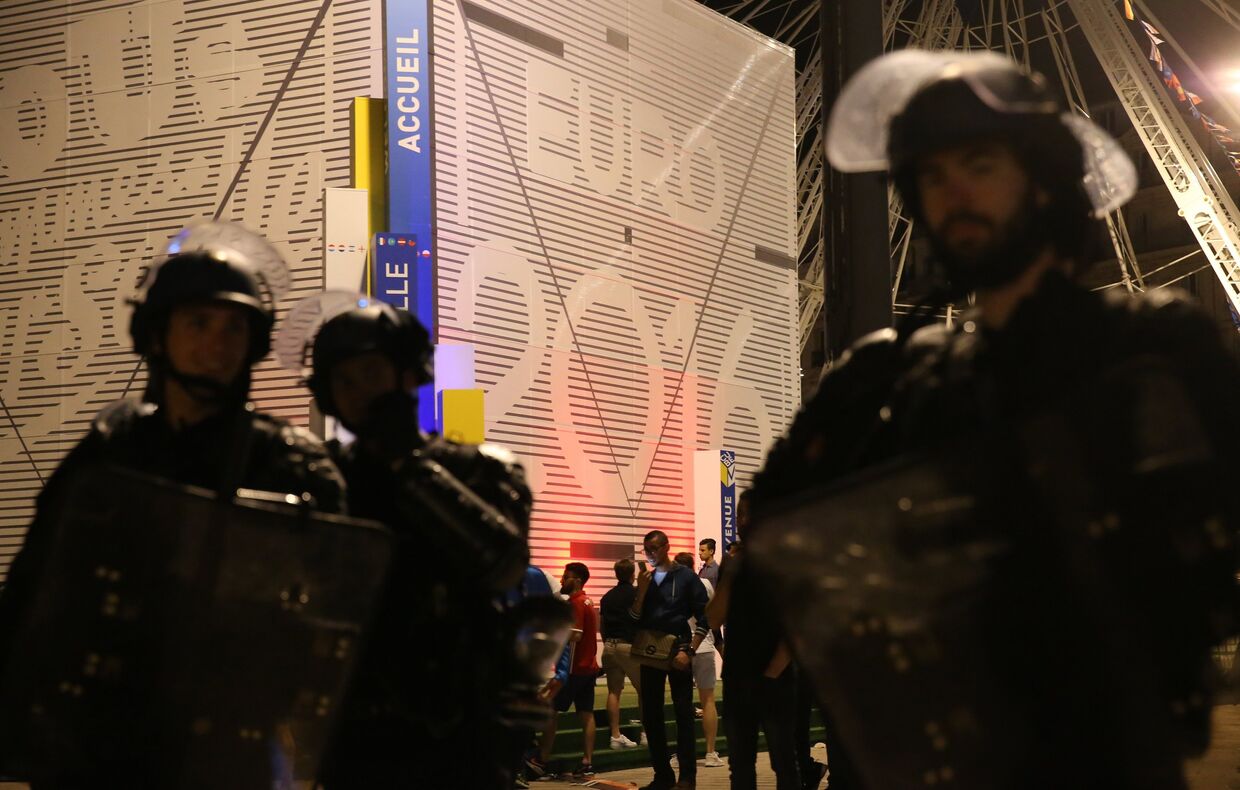 Полицейские во время беспорядков на одной из улиц Марселя после окончания матча между сборными командами Англии и России