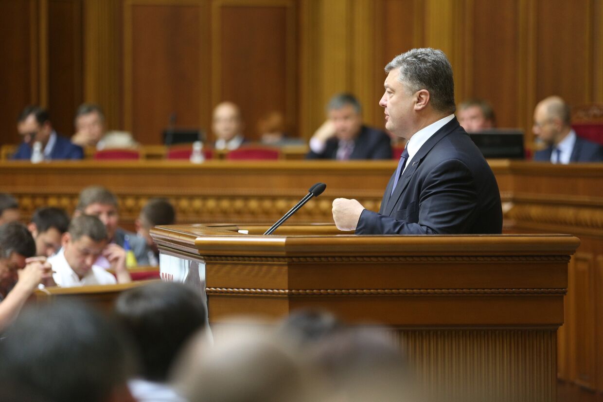 Президент Украины Пётр Порошенко выступает на заседании Верховной рады Украины