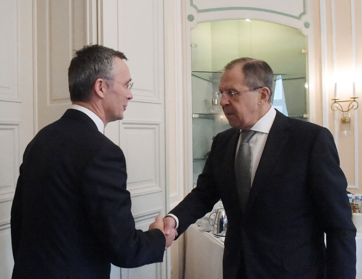 Министр иностранных дел РФ Сергей Лавров и генеральный секретарь НАТО Йенс Столтенберг в Мюнхене