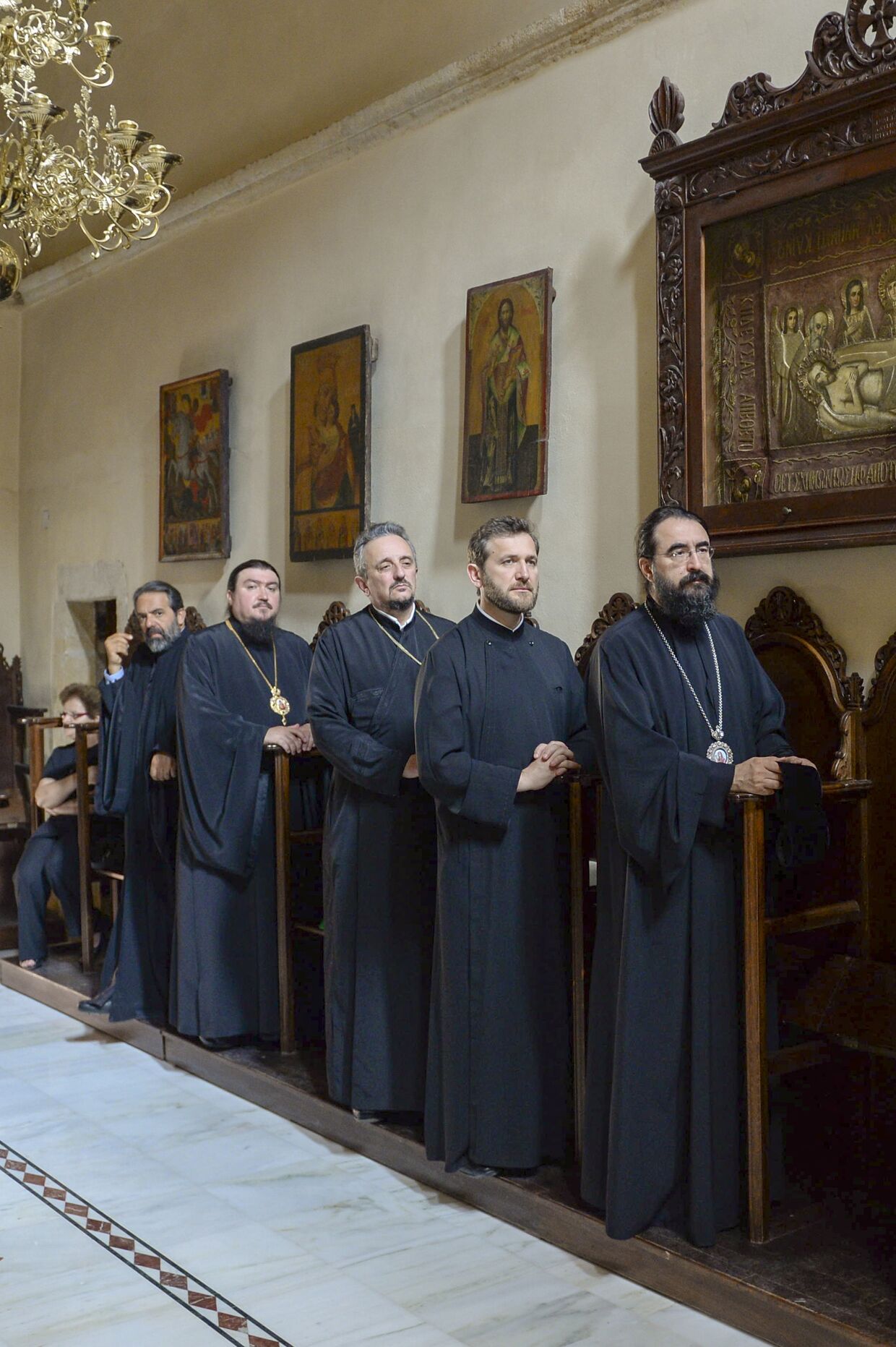 Православное духовенство посещает службу в часовне монастыря на острове Крит
