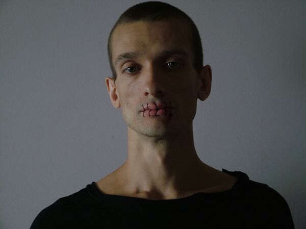 Петербургский художник зашил рот в поддержку Pussy Riot Петербургский художник зашил рот в поддержку Pussy Riot