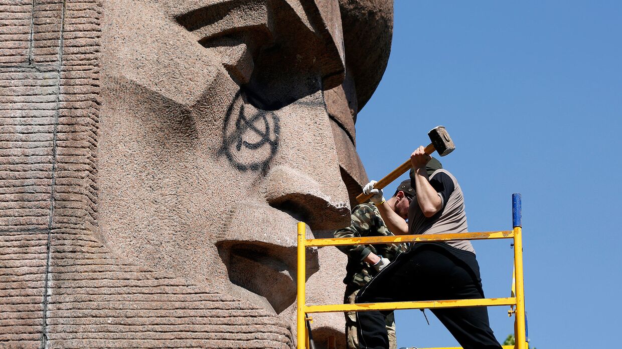 Ультраправые активисты пытаются разрушить памятник советской эпохи в Киеве