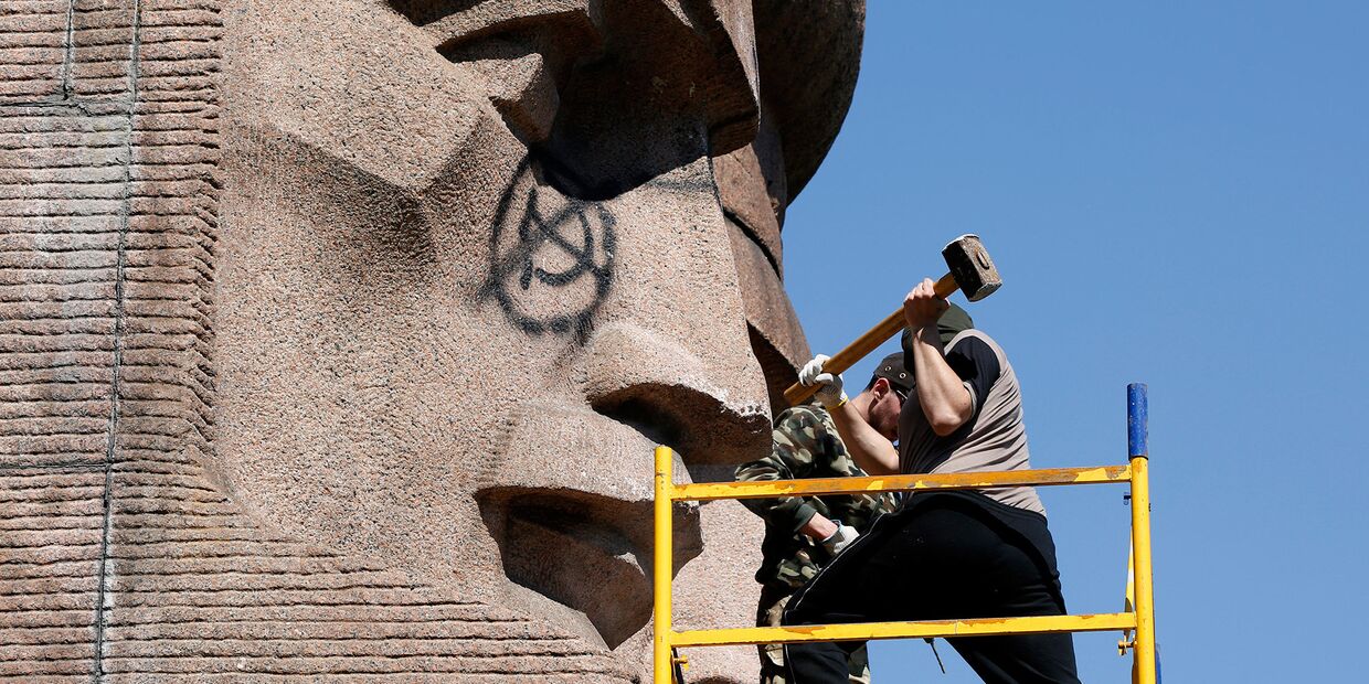 Ультраправые активисты пытаются разрушить памятник советской эпохи в Киеве
