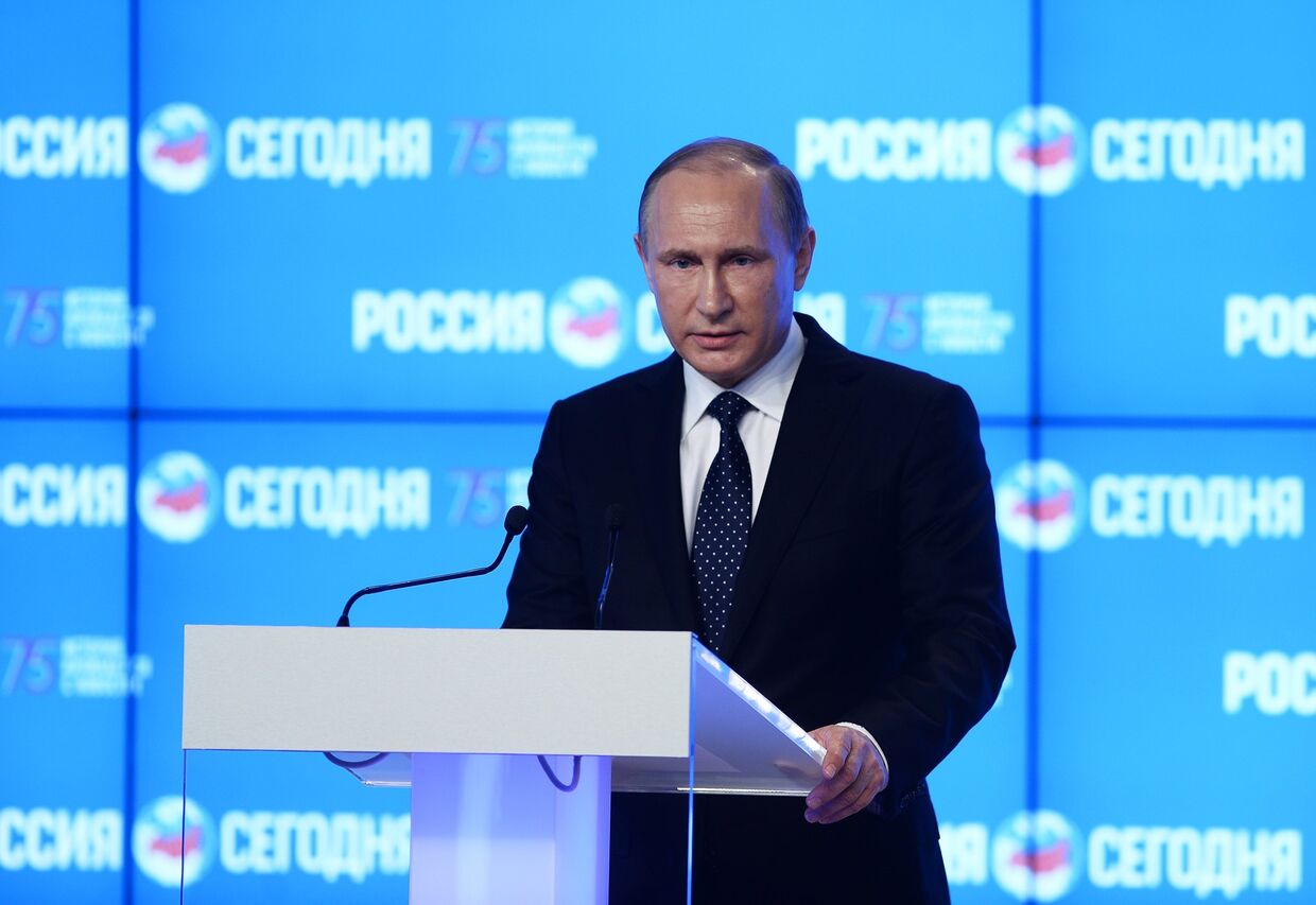 Президент Российской Федерации Владимир Путин выступает на форуме Новая эпоха журналистики: прощание с мейнстримом
