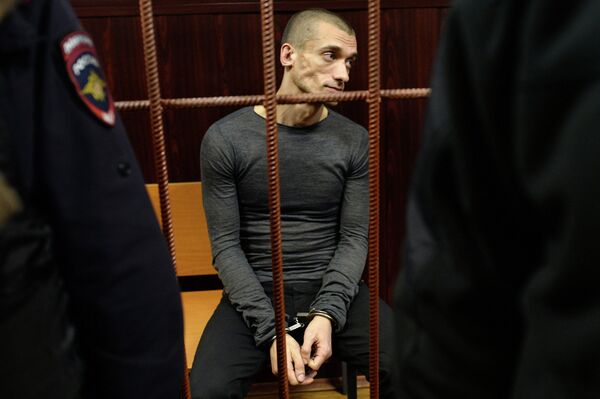 Художник Петр Павленский в зале суда перед слушанием по его делу в Москве Художник Петр Павленский в зале суда перед слушанием по его делу в Москве