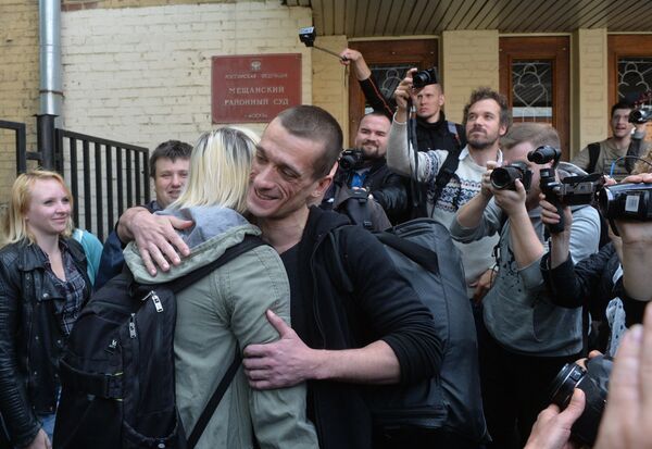 Художник Петр Павленский у здания Мещанского суда Москвы Художник Петр Павленский у здания Мещанского суда Москвы