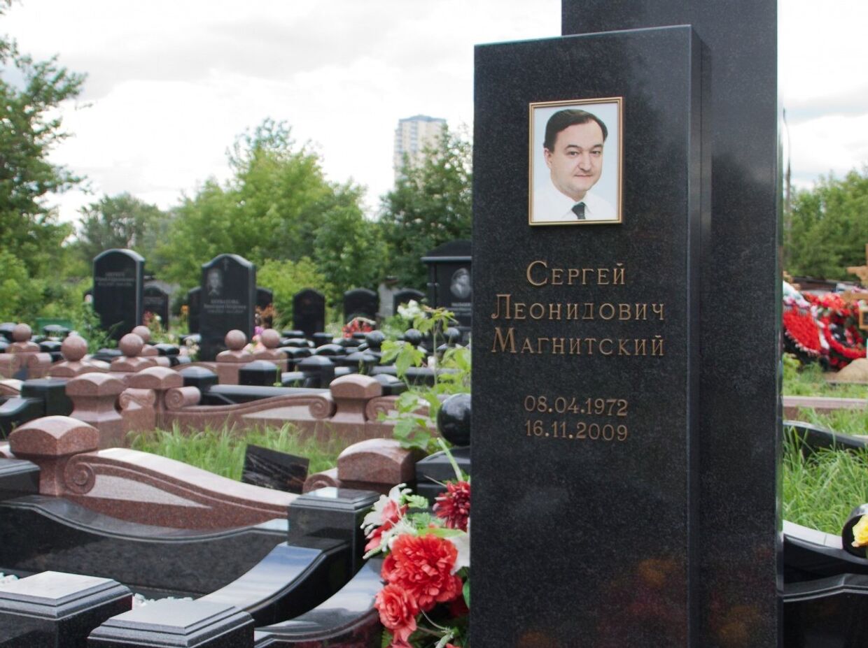 Могила Сергея Магнитского на Преображенском кладбище в Москве