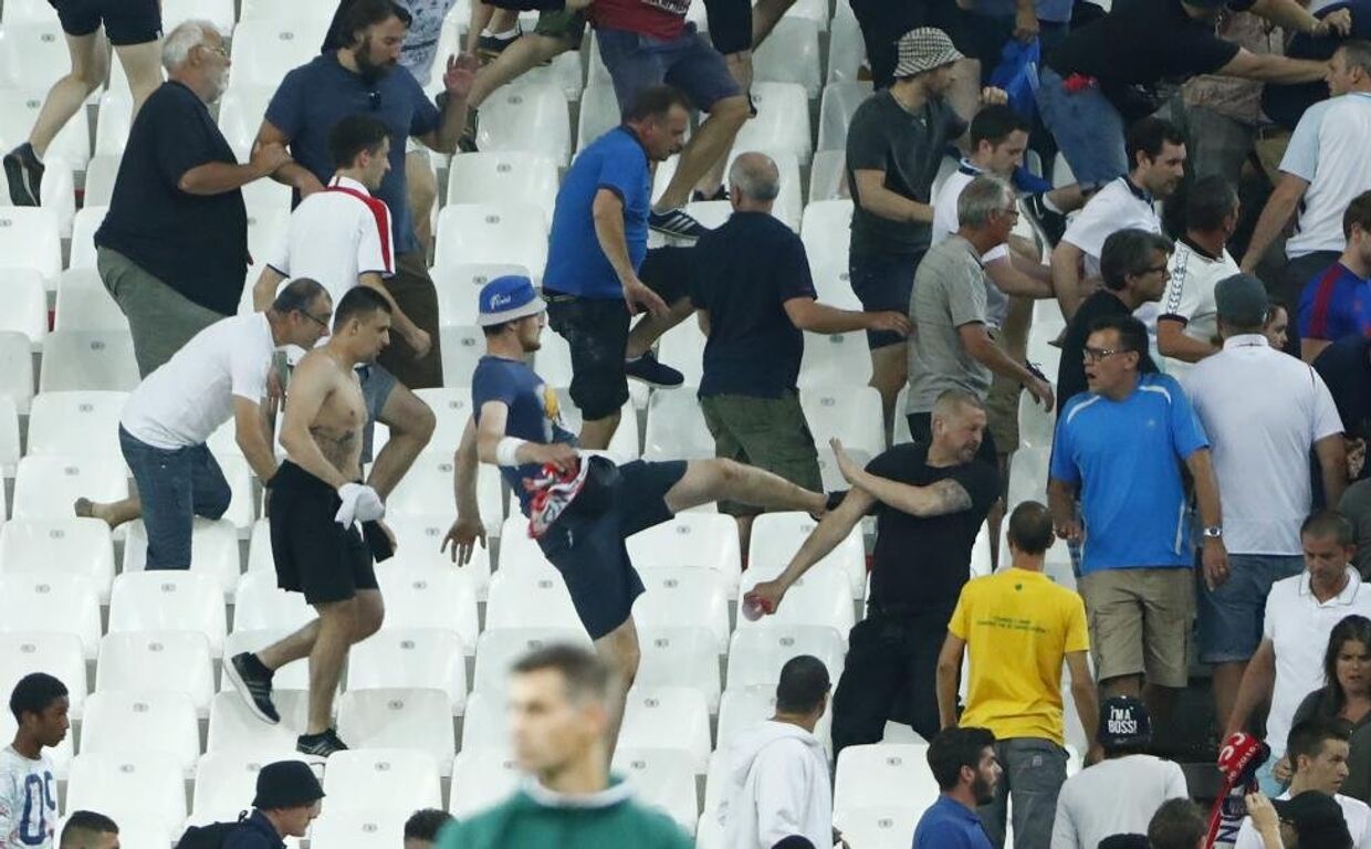 Английские фанаты стараются уйти от неприятностей после окончания мачта Россия — Англия