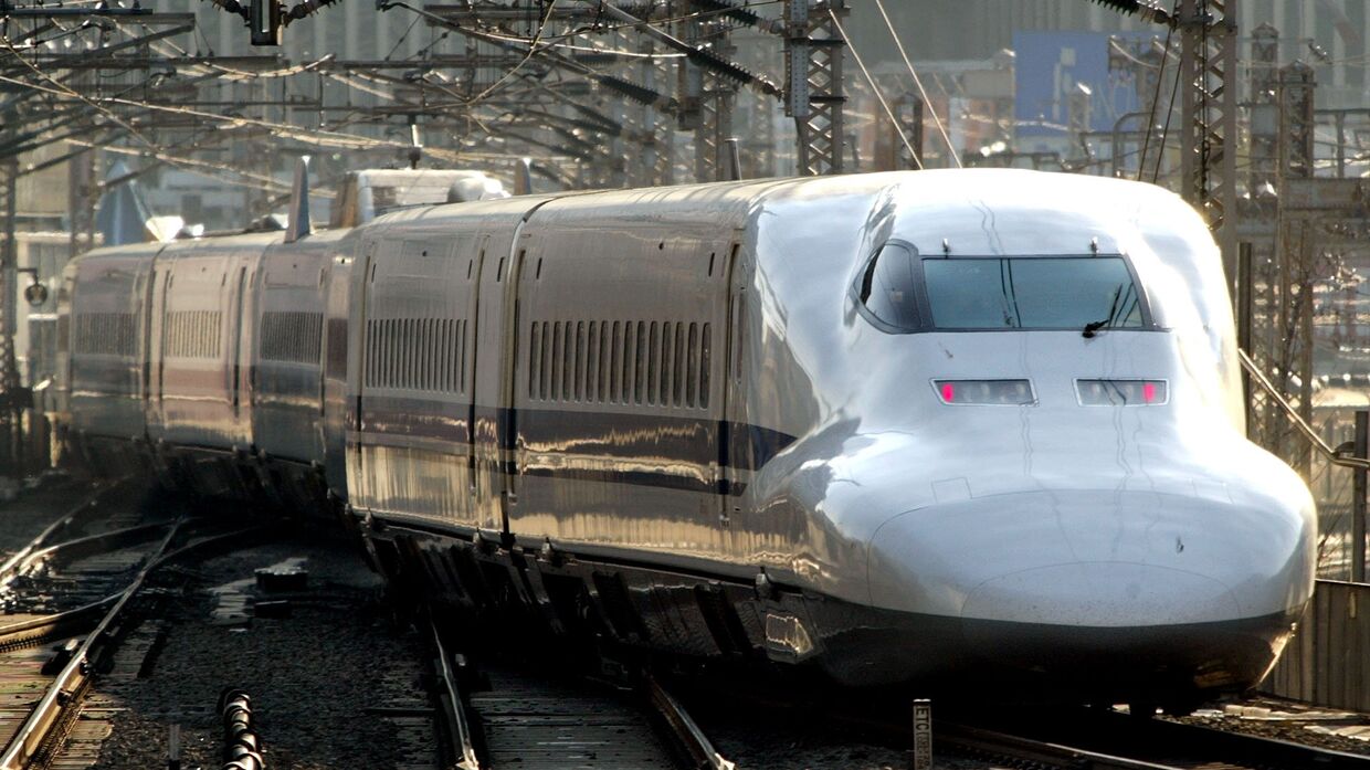 Японский скоростной поезд «Синкансэн» в Токио
