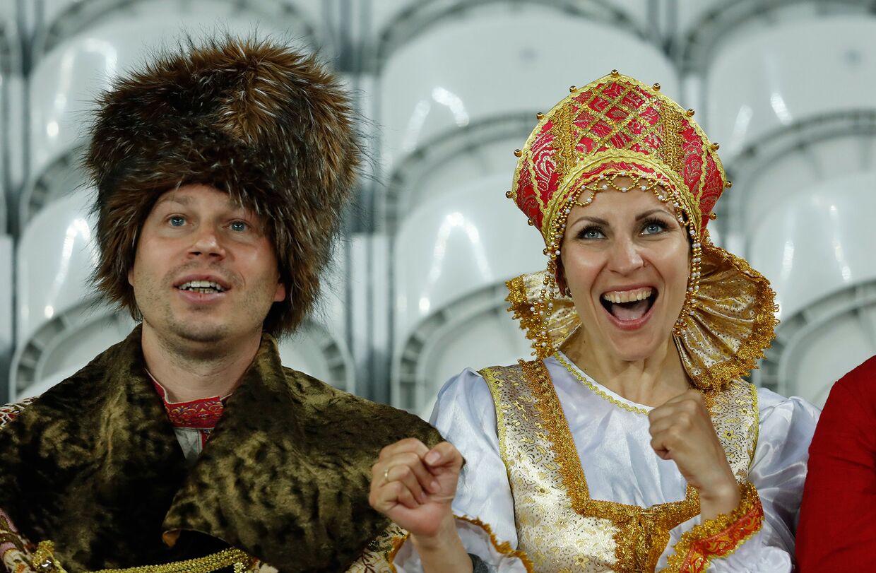 Российские болельщики на стадионе перед матчем Россия-Словакия