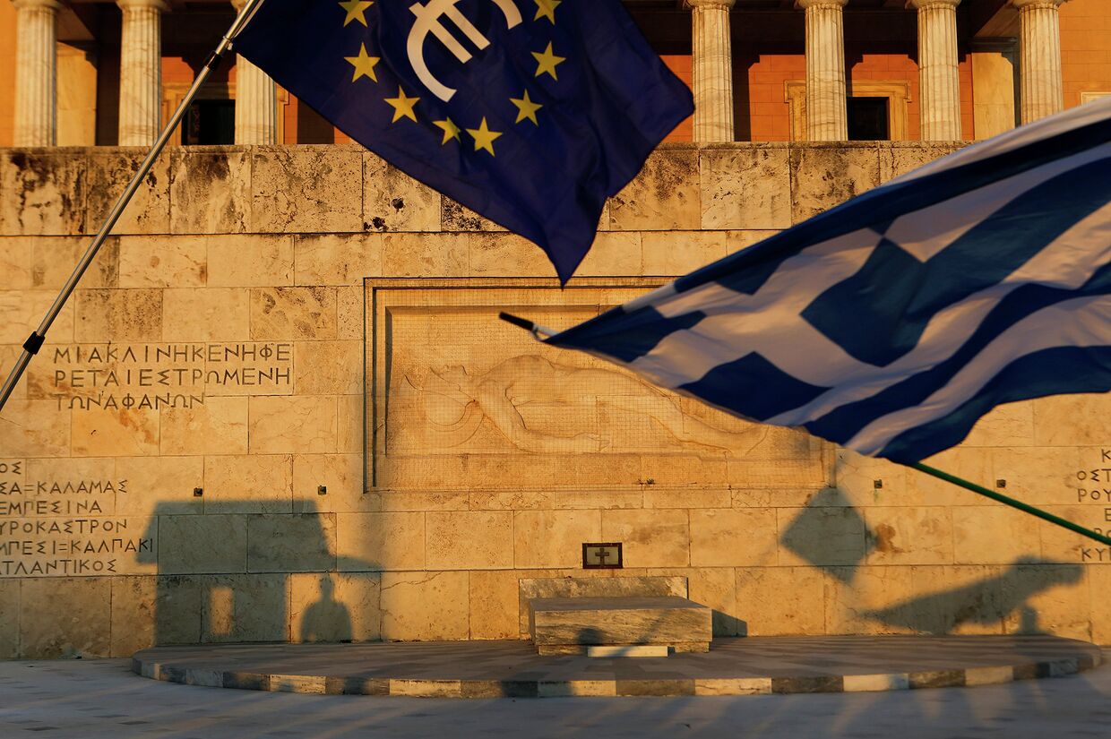 Флаги Греции и Евросоюза на площади Синтагма в Афинах