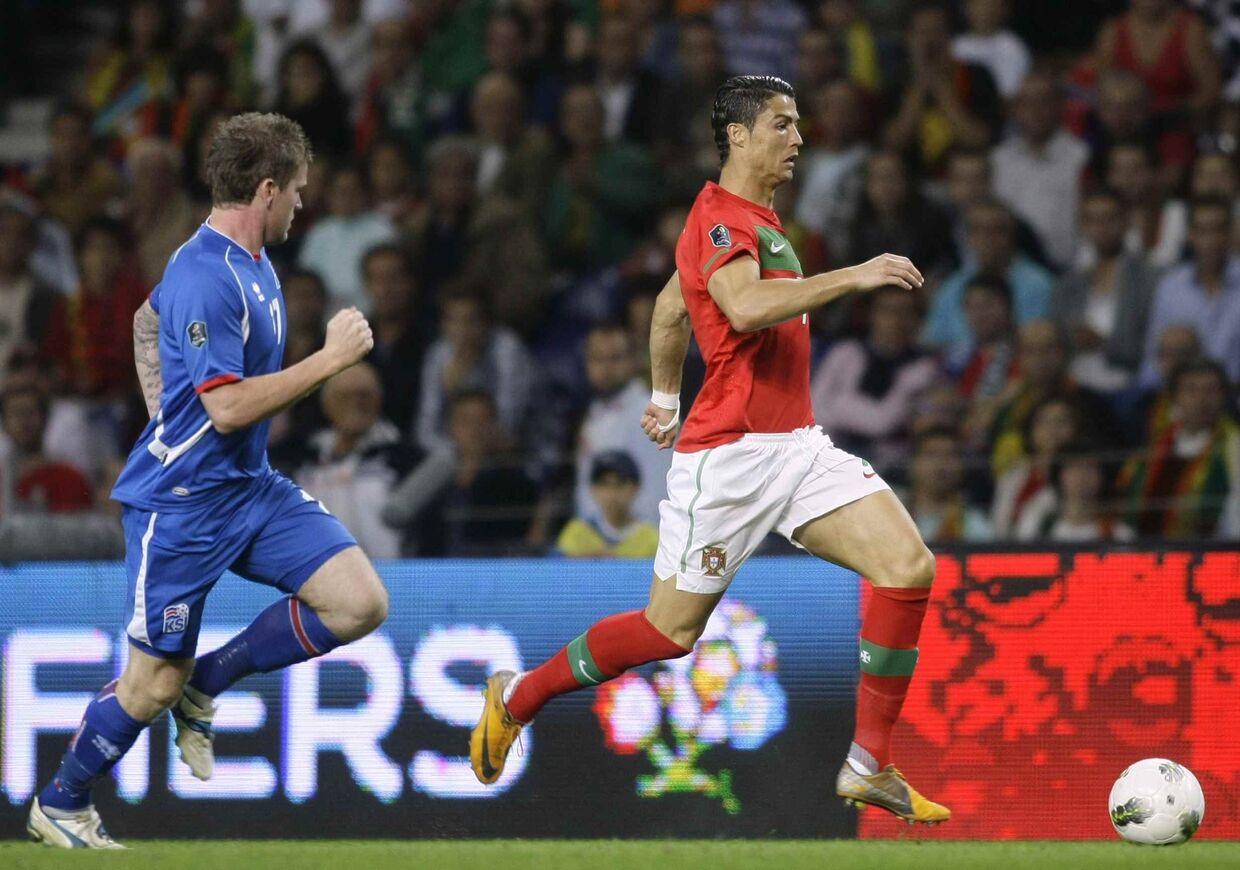 Игровой момент матча Португалия - Исландия