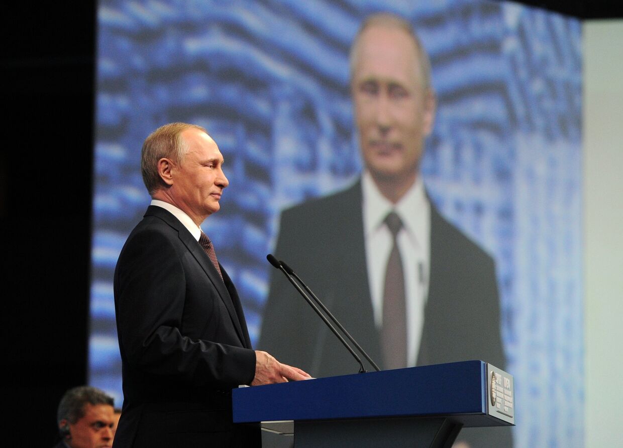 Президент России Владимир Путин выступает на пленарном заседании На пороге новой экономической реальности XX Петербургского международного экономического форума в Санкт-Петербурге