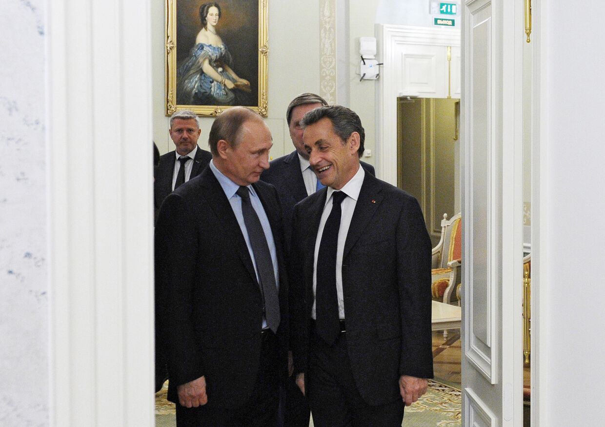 Президент РФ Владимир Путин и бывший президент Франции Николя Саркози