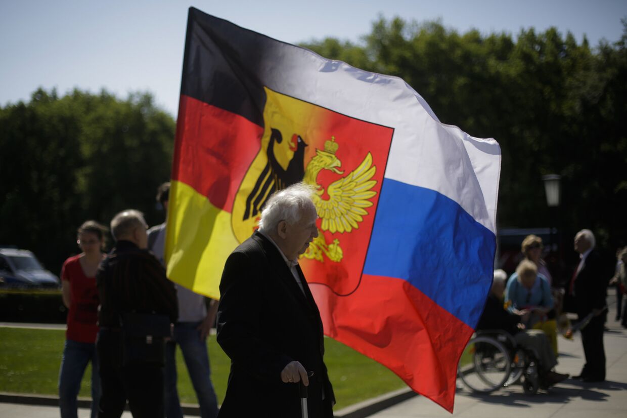 Самодельный русско-германский флаг во время празднования дня победы в Берлине