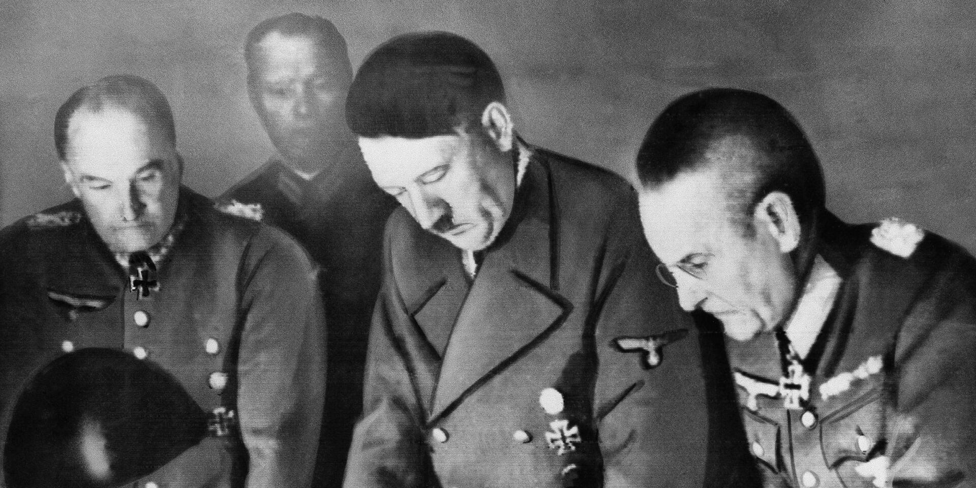 Адольф Гитлер, Вальтер фон Браухич и Франц Гальдер в Берлине - ИноСМИ, 1920, 07.12.2020