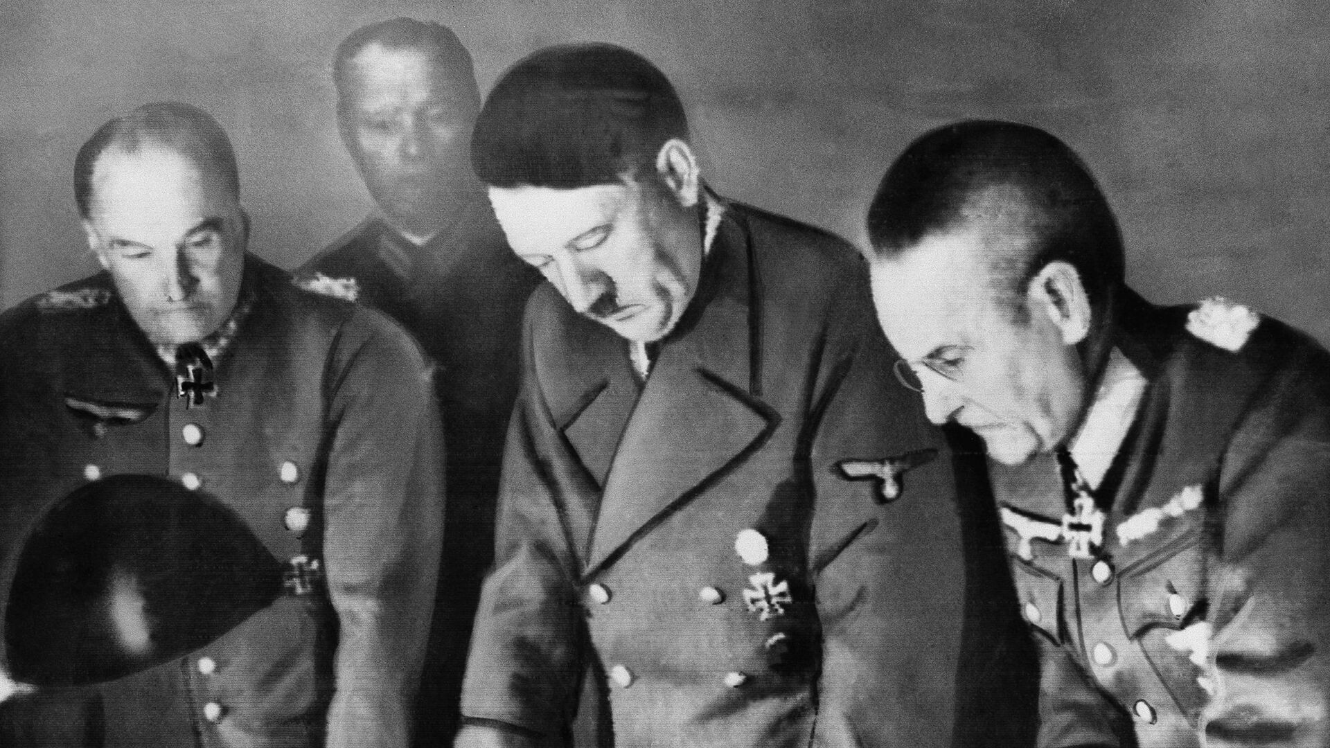 Адольф Гитлер, Вальтер фон Браухич и Франц Гальдер в Берлине - ИноСМИ, 1920, 06.02.2022