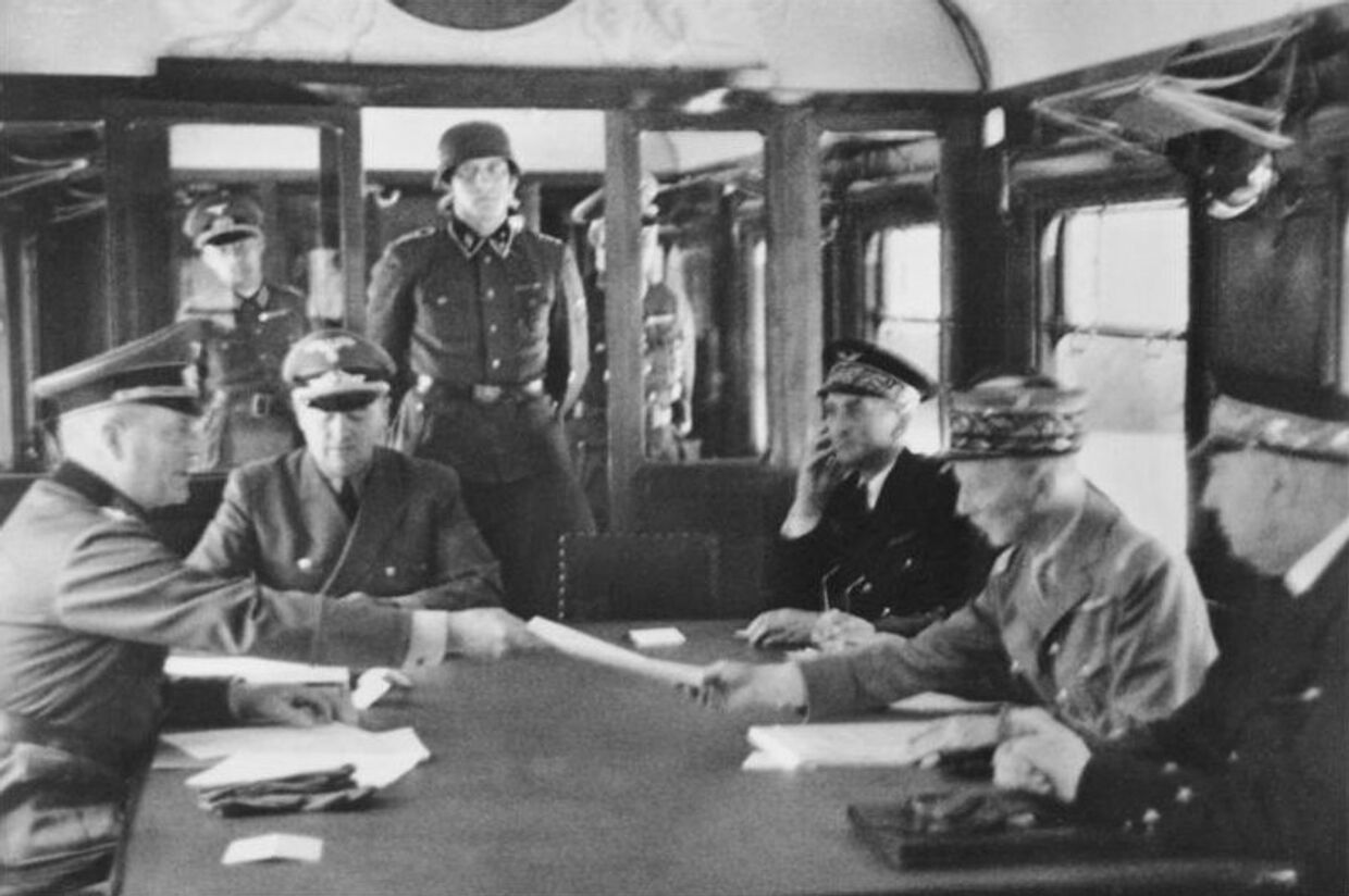 Вильгельм Кейтель и Шарль Хюнтцигер во время подписания перемирия, 22 июня 1940 года