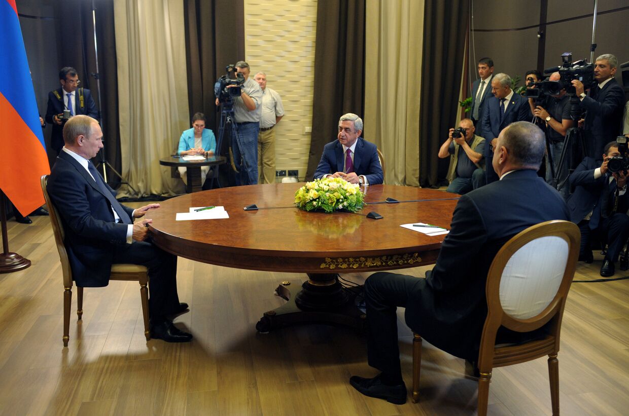 Президент РФ Владимир Путин во время трехсторонней встречи с президентом Армении Сержем Саргсяном и президентом Азербайджана Ильхамом Алиевым