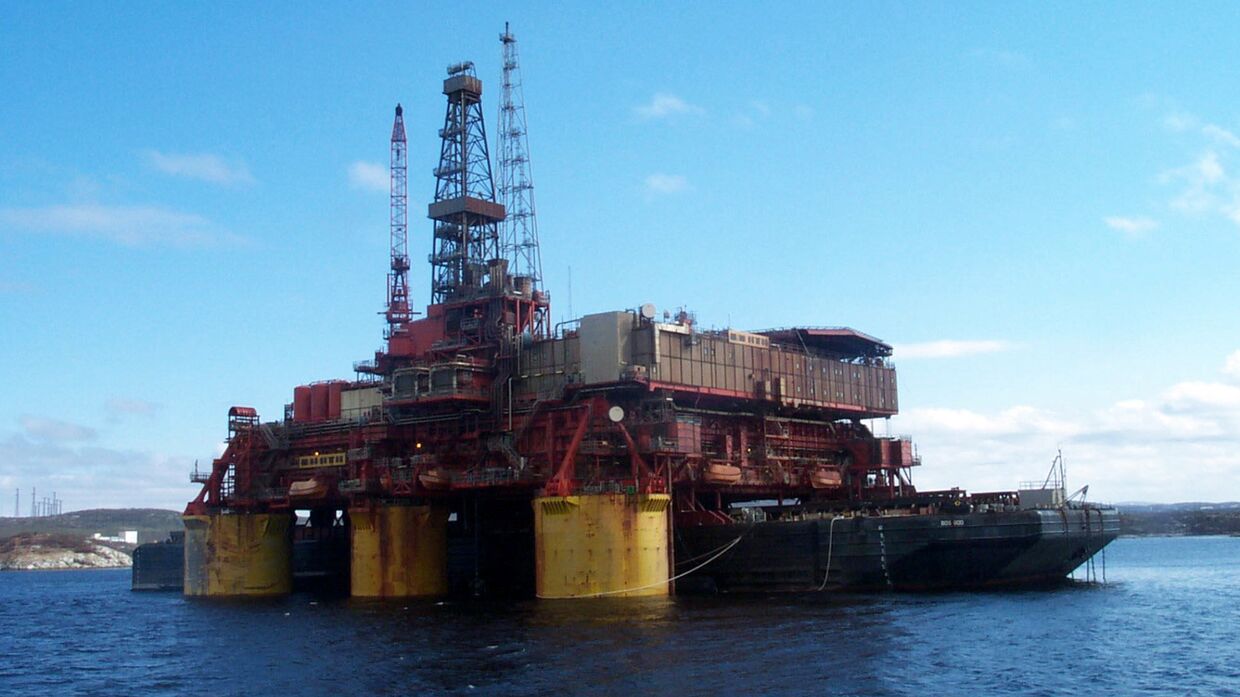 Морская нефтедобывающая платформа в Кольском заливе