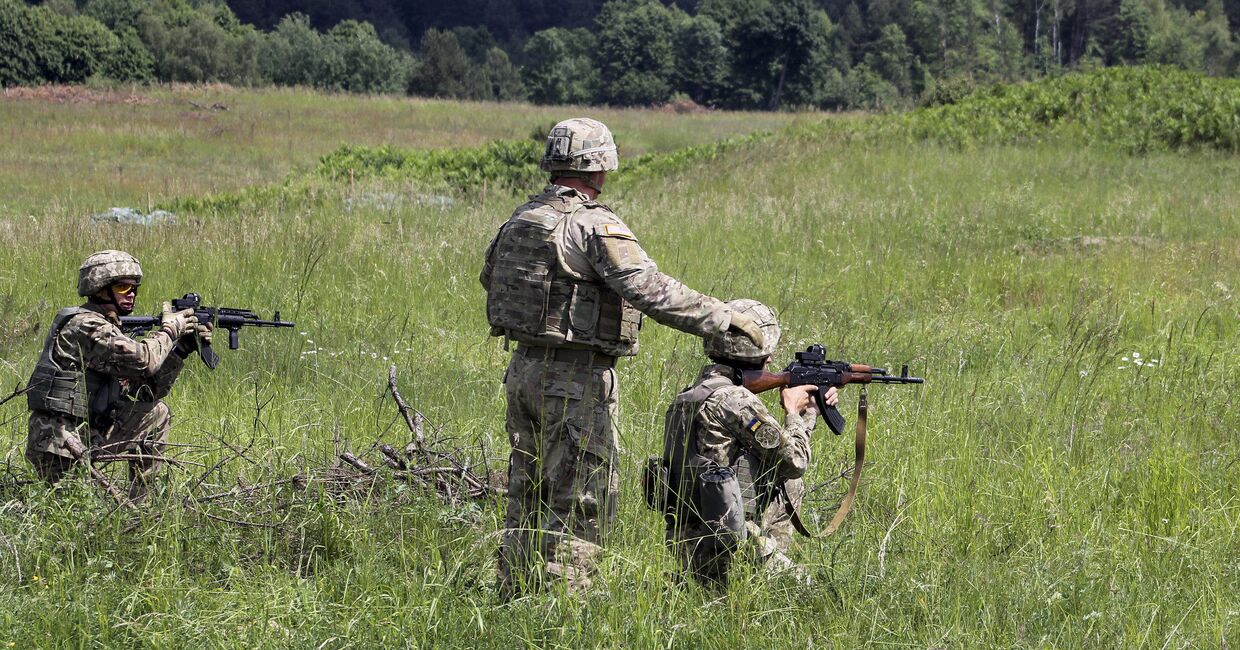 Американские и украинские солдаты на военных учениях