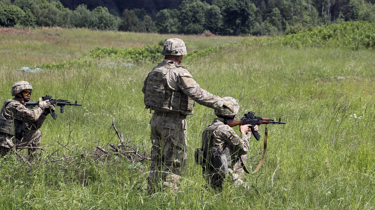 Американские и украинские солдаты на военных учениях