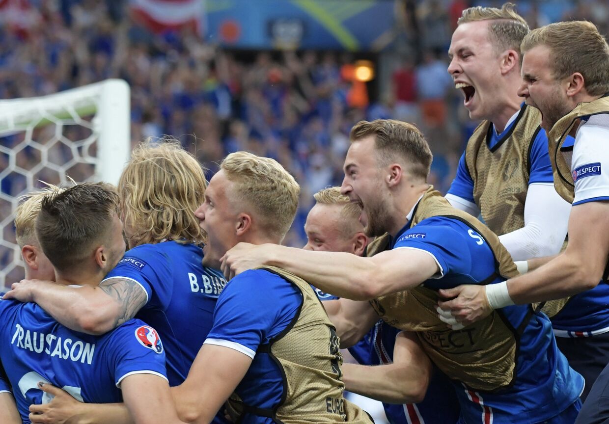 Игроки сборной Исландии радуются забитому мячу в матче группового этапа чемпионата Европы по футболу