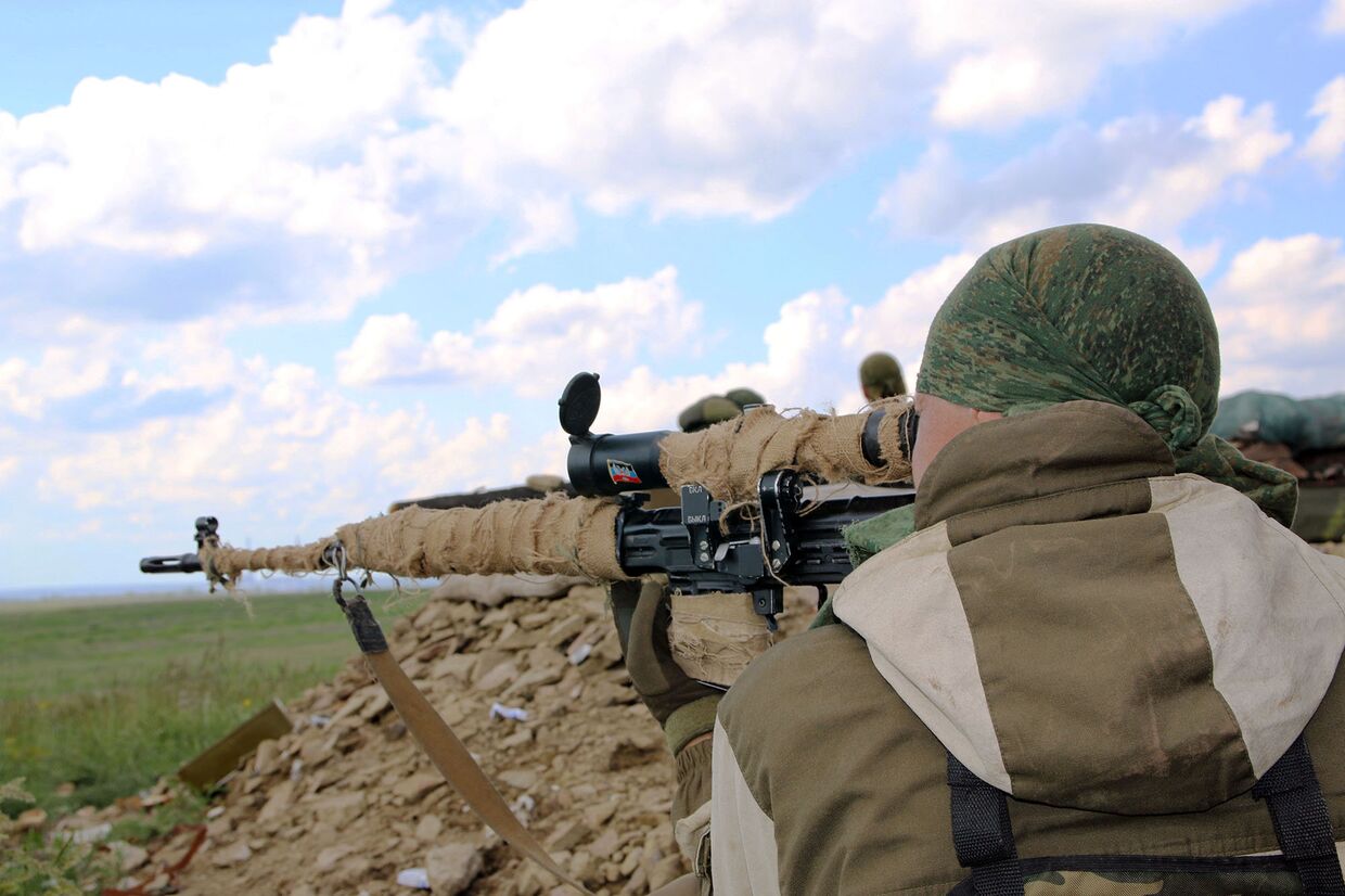 Военнослужащие Народной милиции ЛНР ведут наблюдение на позициях близ линии соприкосновения в Донбассе