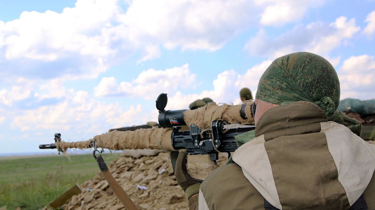 Военнослужащие Народной милиции ЛНР ведут наблюдение на позициях близ линии соприкосновения в Донбассе