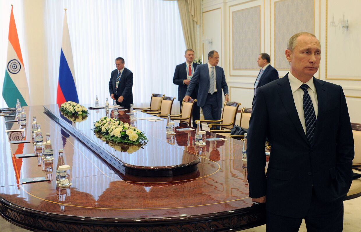 Президент РФ Владимир Путин перед началом встречи в Ташкенте с премьер-министром Индии Нарендрой Моди.