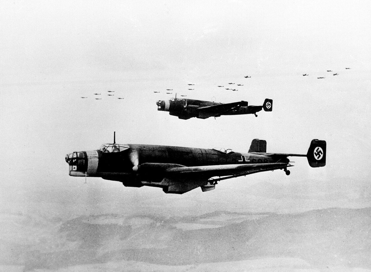 Эскадрильи немецких самолетов во время маневров в апреле 1938 года