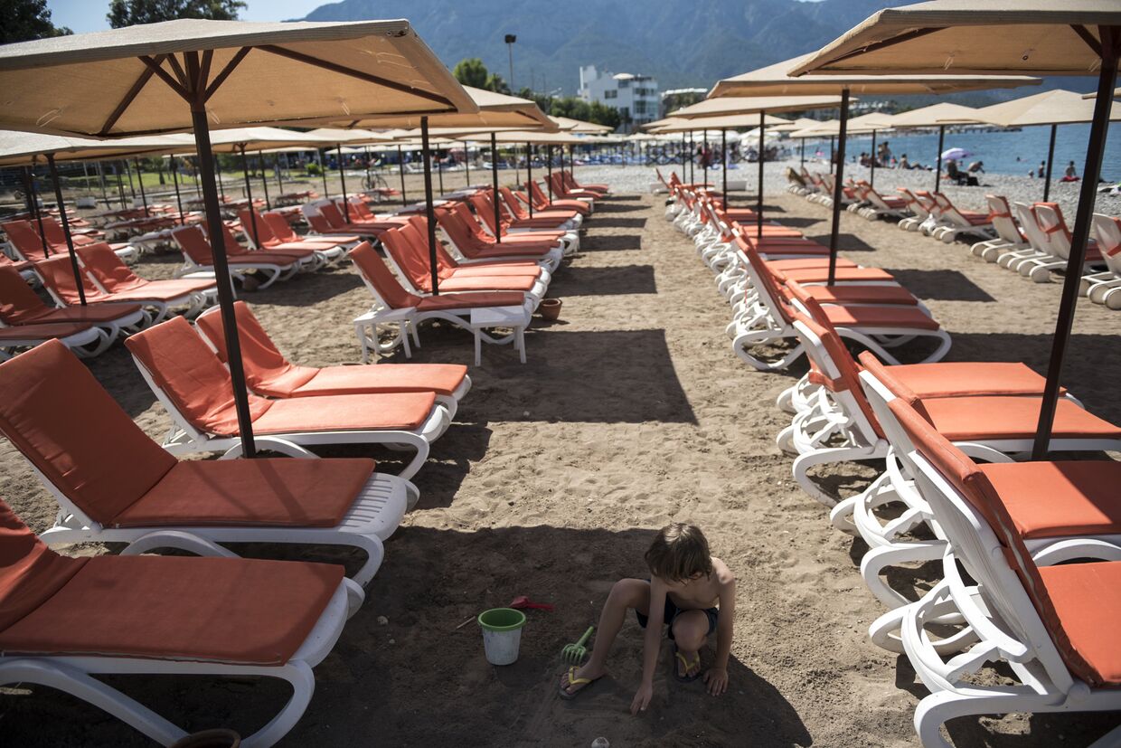 Шезлонги на пляже курорта Кемер в Турции
