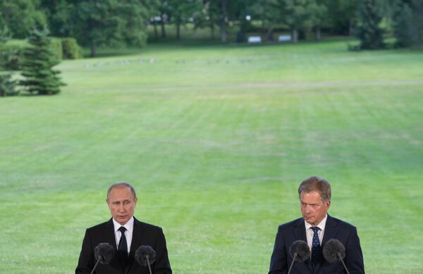 Президент РФ Владимир Путин и президент Финляндской Республики Саули Ниинистё во время совместной пресс-конференции по итогам встречи в Наантали Президент РФ Владимир Путин и президент Финляндской Республики Саули Ниинистё во время совместной пресс-конференции по итогам встречи в Наантали