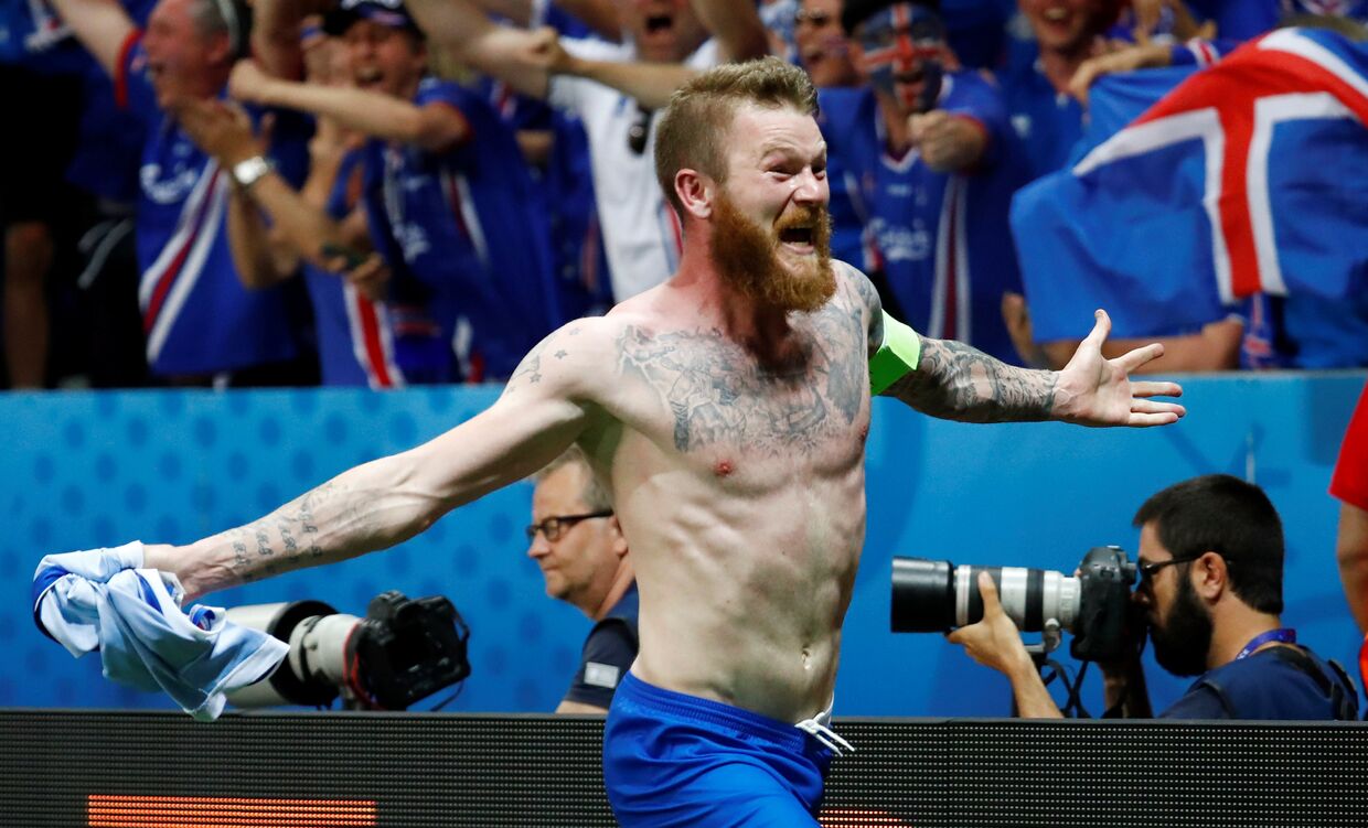 Игрок сборной Исландии Арон Гуннарссон празднует победу в матче со сборной Австрии на Евро-2016