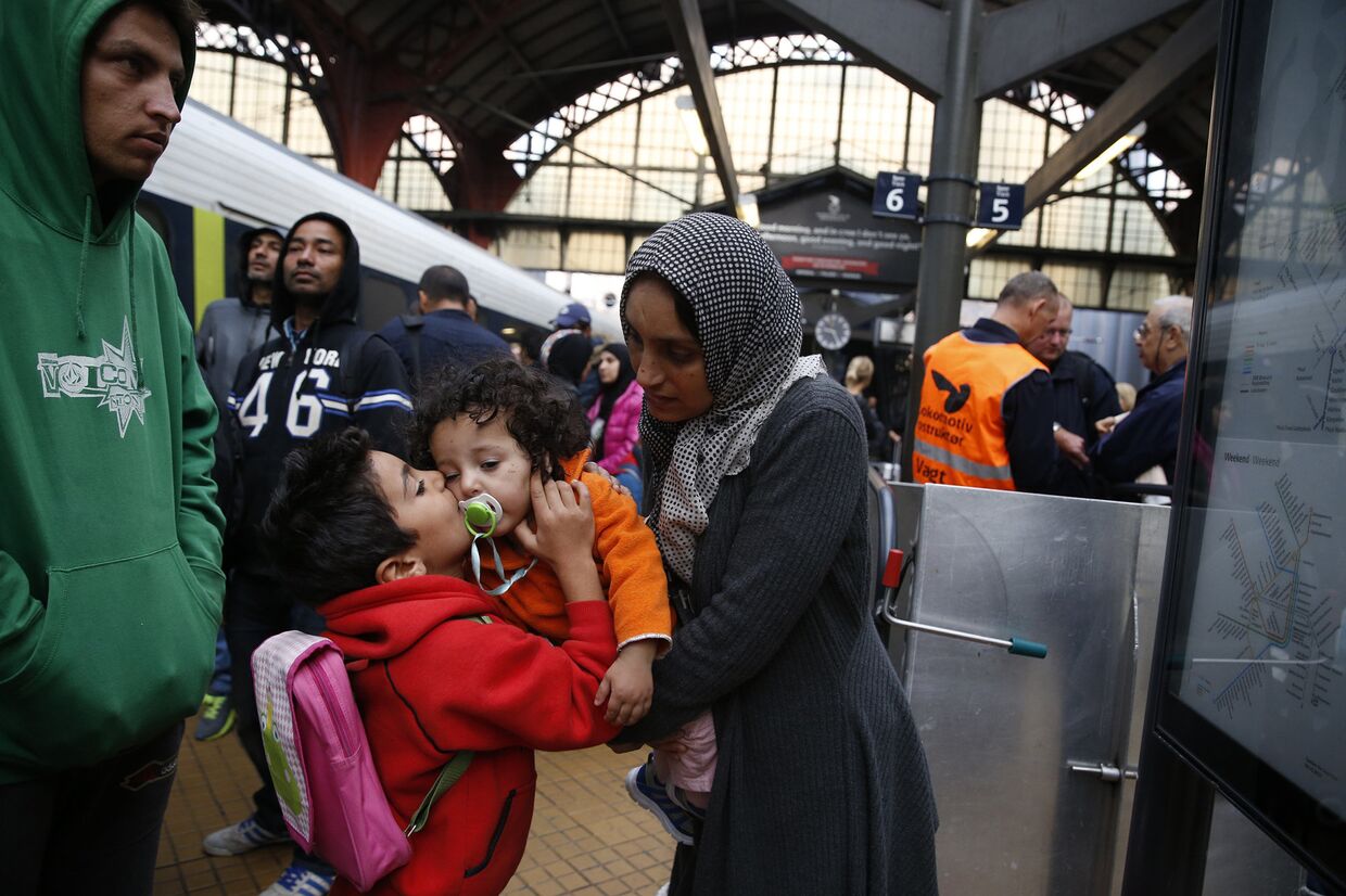 Беженцы из Сирии на железнодорожной станции в Копенгагене