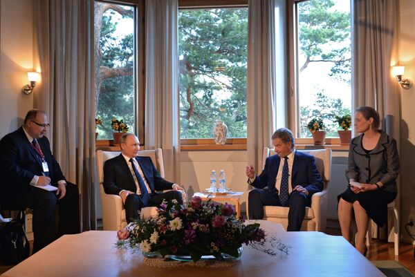 Президент РФ Владимир Путин и президент Финляндской Республики Саули Ниинистё во время встречи в Наантали Президент РФ Владимир Путин и президент Финляндской Республики Саули Ниинистё во время встречи в Наантали
