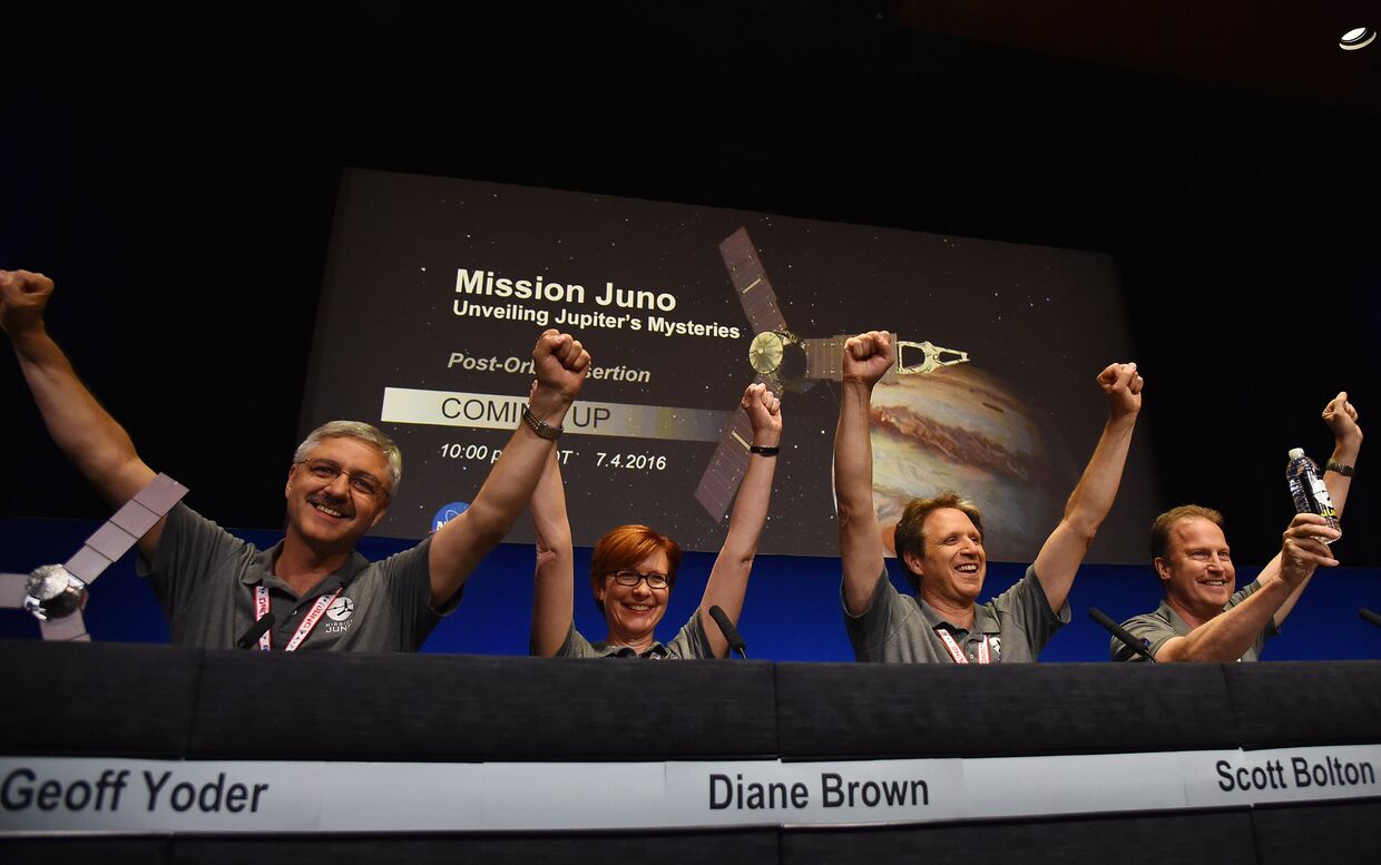 Руководители миссии зонда «Юнона» после выхода аппарата на орбиту Юпитера
