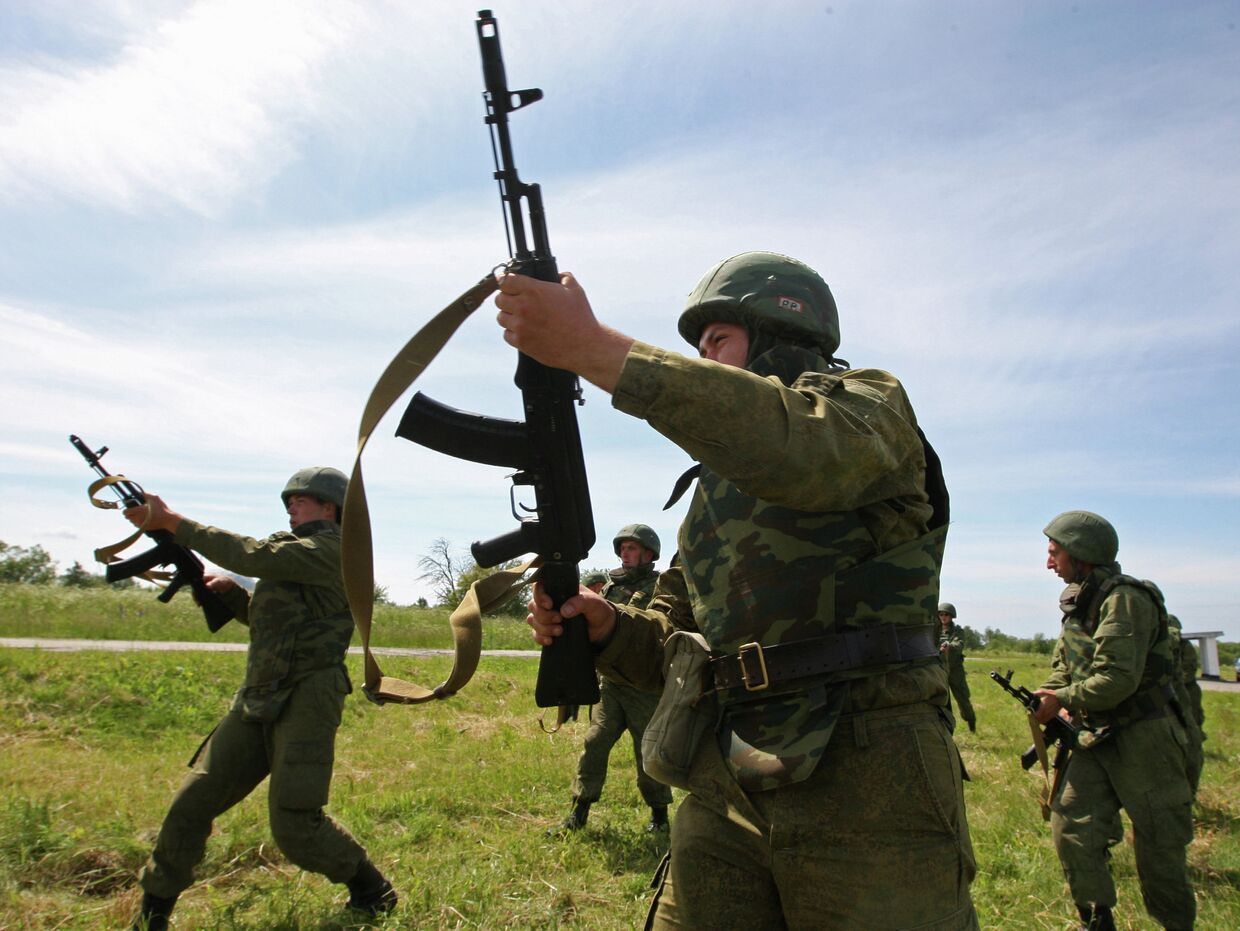 Занятия по боевой подготовке военнослужащих на полигоне Хмелевка в Калининградской области