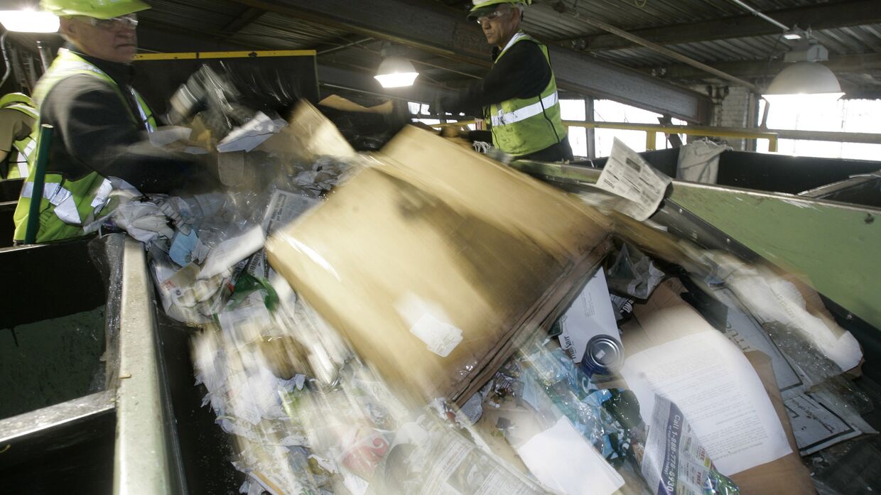Работа предприятия по сортировке бытовых отходов в США