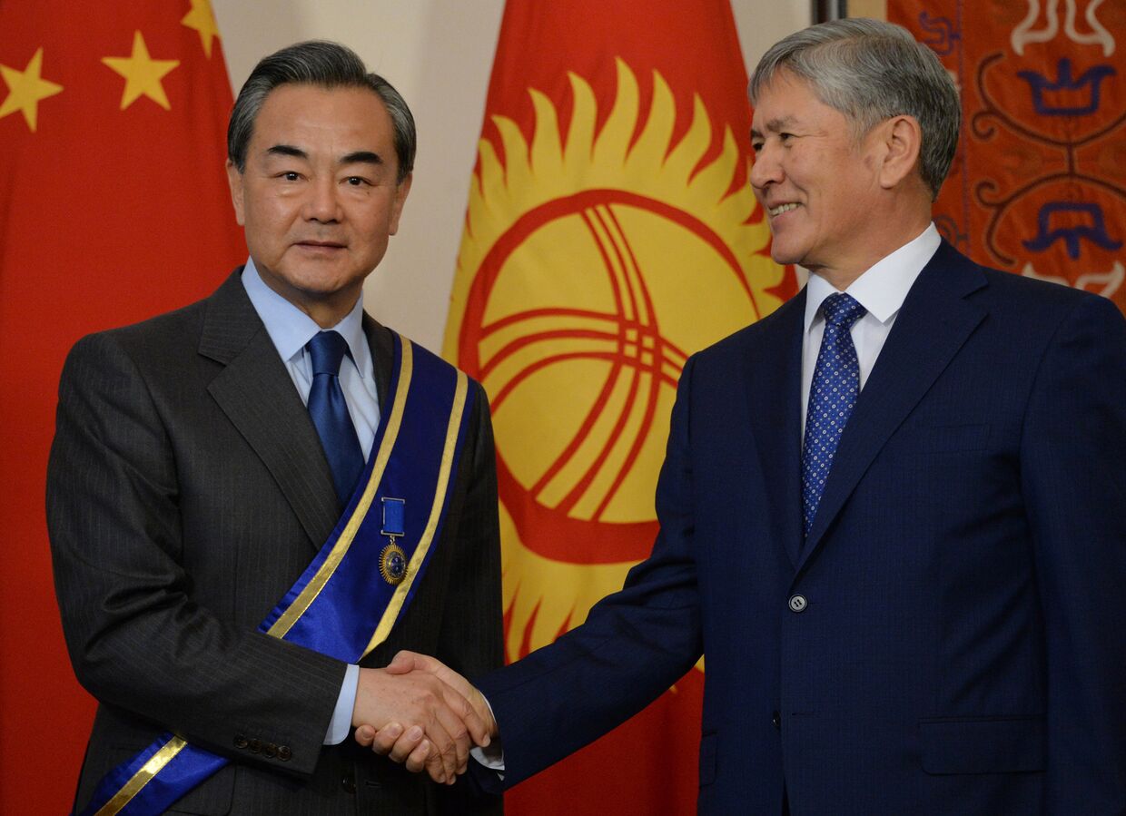 Президент Киргизии Алмазбек Атамбаев и министр иностранных дел Китая Ван И